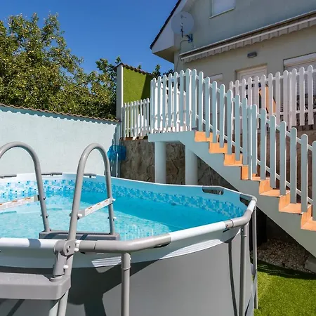 Apartman Kényelmes, légkondicionált ház medencével