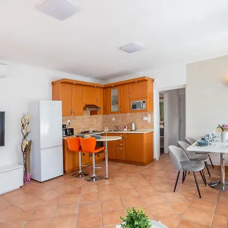 Apartman Kényelmes, légkondicionált ház medencével