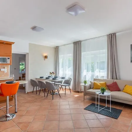 Apartman Kényelmes, légkondicionált ház medencével *