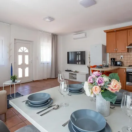 Kényelmes, légkondicionált ház medencével Apartman *