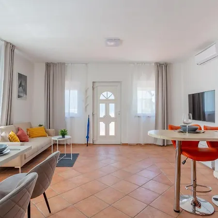 Kényelmes, légkondicionált ház medencével Apartman