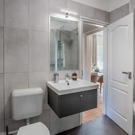 Kényelmes, légkondicionált ház medencével Apartman *