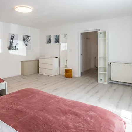 Kényelmes, légkondicionált ház medencével